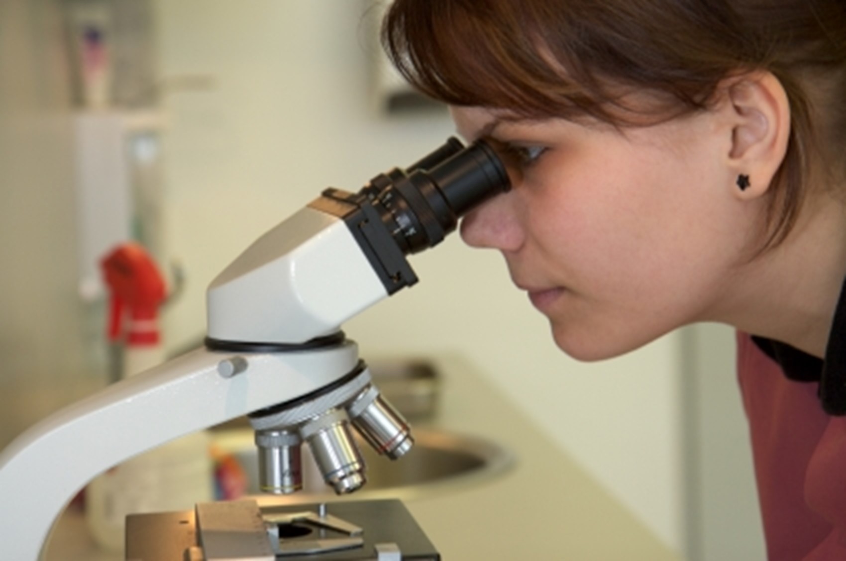 Lady looking through a microscope