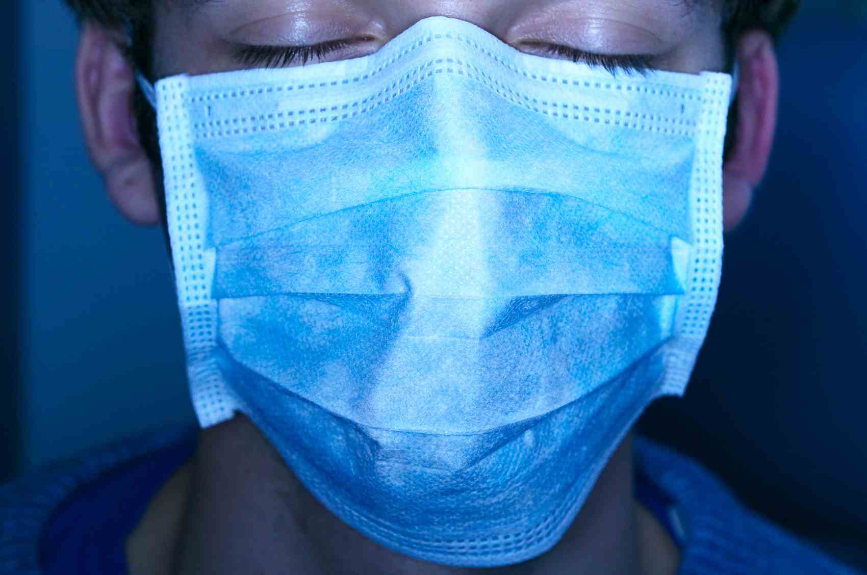 Маска вирус. Маска для операции человека в больнице. Ковид маски инфекция. Вирус в маске картинка. Зачем одевать маску