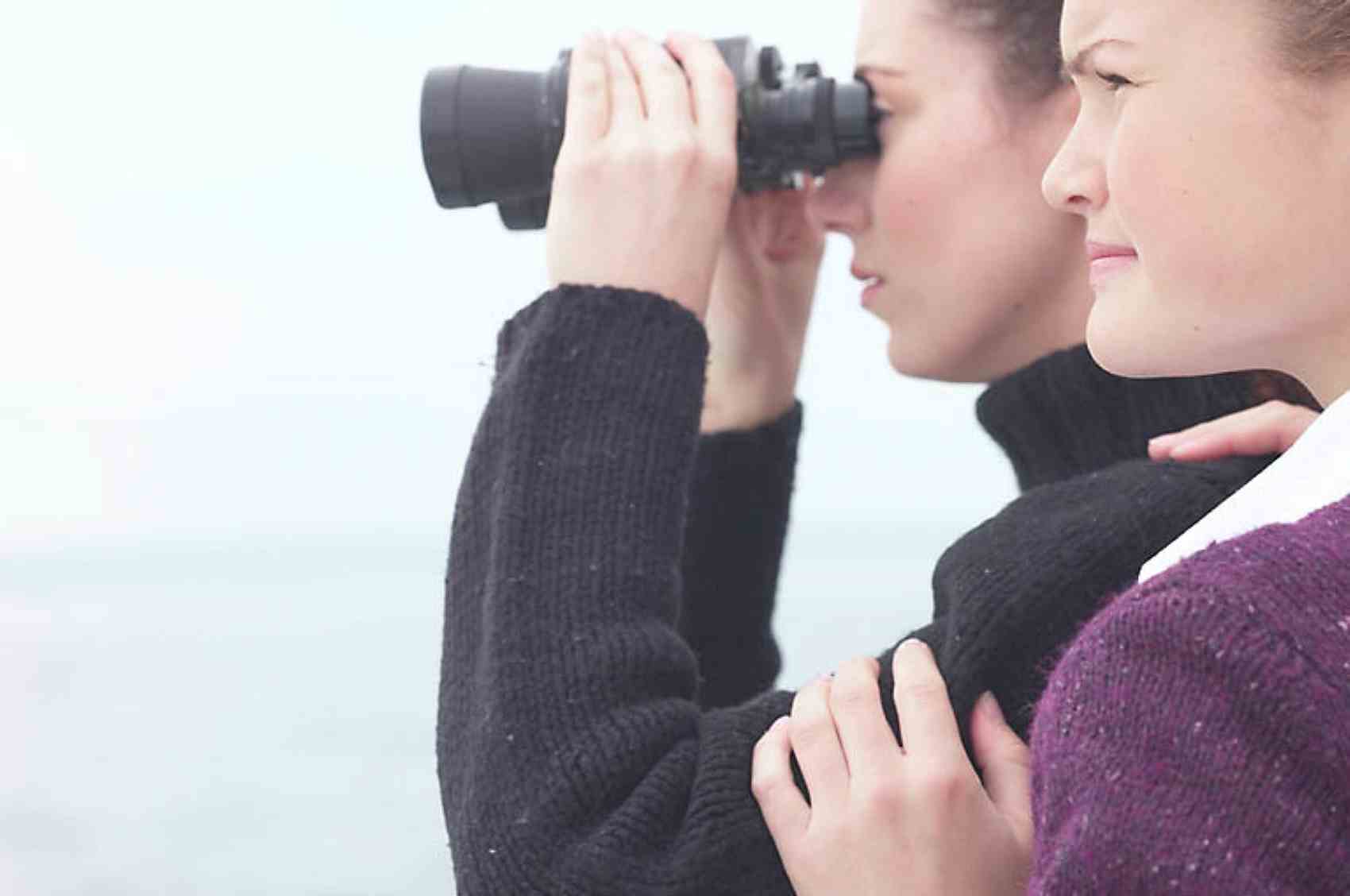 Women looking through binoculars uid 1283643.jpg